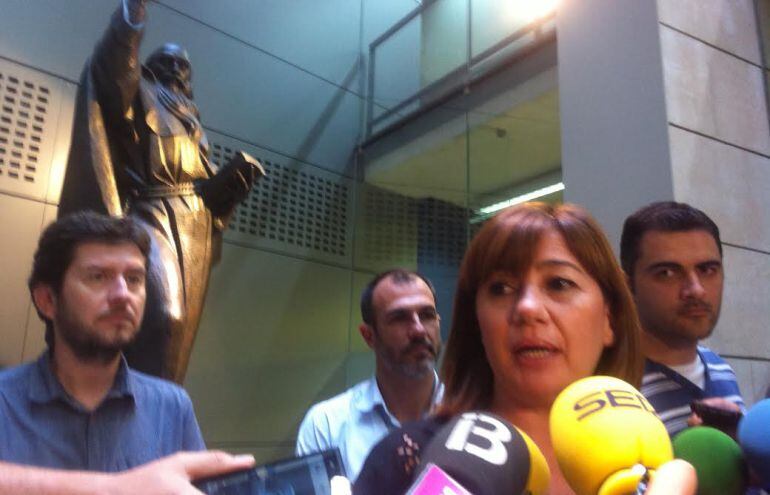 Francina Armengol atiende a la prensa tras cerrar el acuerdo con Podemos