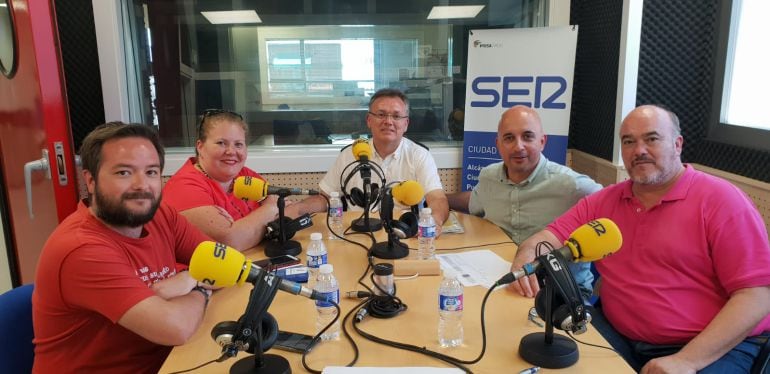 Los tertulianos Mercedes Camacho ( Lanza ) e Ignacio Ballesteros ( La Tribuna) junto a los representantes de Cruz Roja, CEPAIM y Obispado