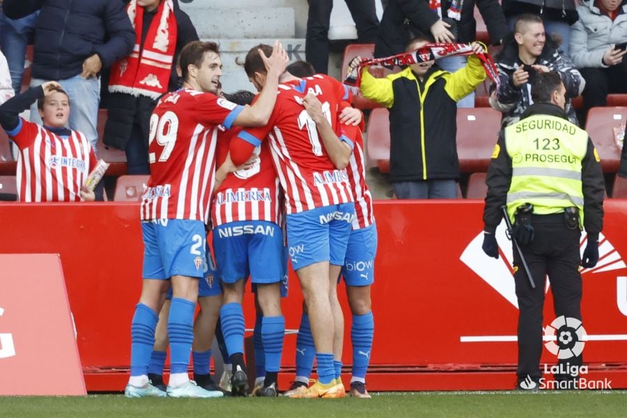 Los jugadores del Sporting celebran el gol rojiblanco ante el Zaragoza.