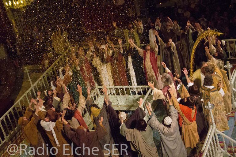 Cae el oropel sobre los cantores