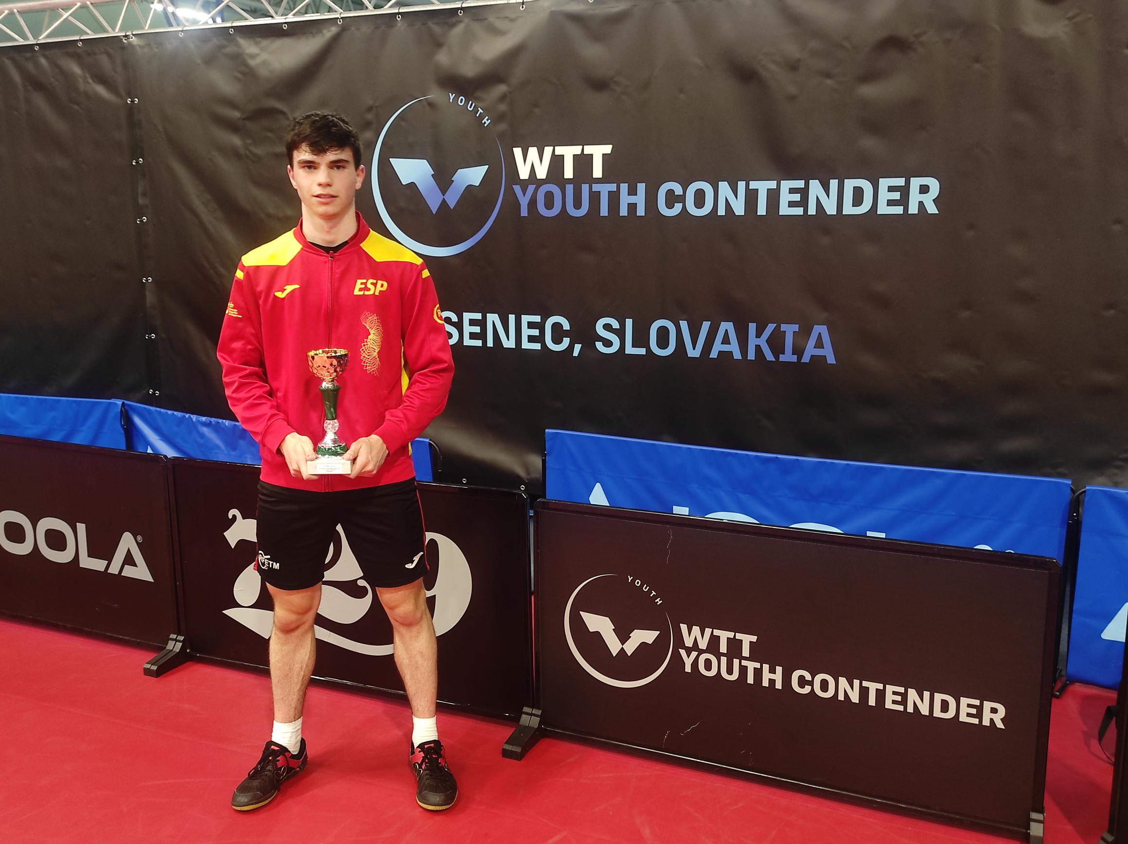Daniel Berzosa posa con su trofeo como campeón del Youth Contender Sub'17 se Senec (Eslovaquia). / Foto: Club Burgos TM