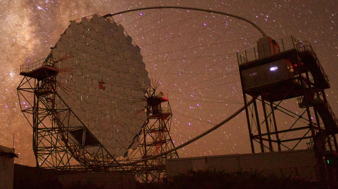 Telescopio y torre de acceso construidos en La Palma.