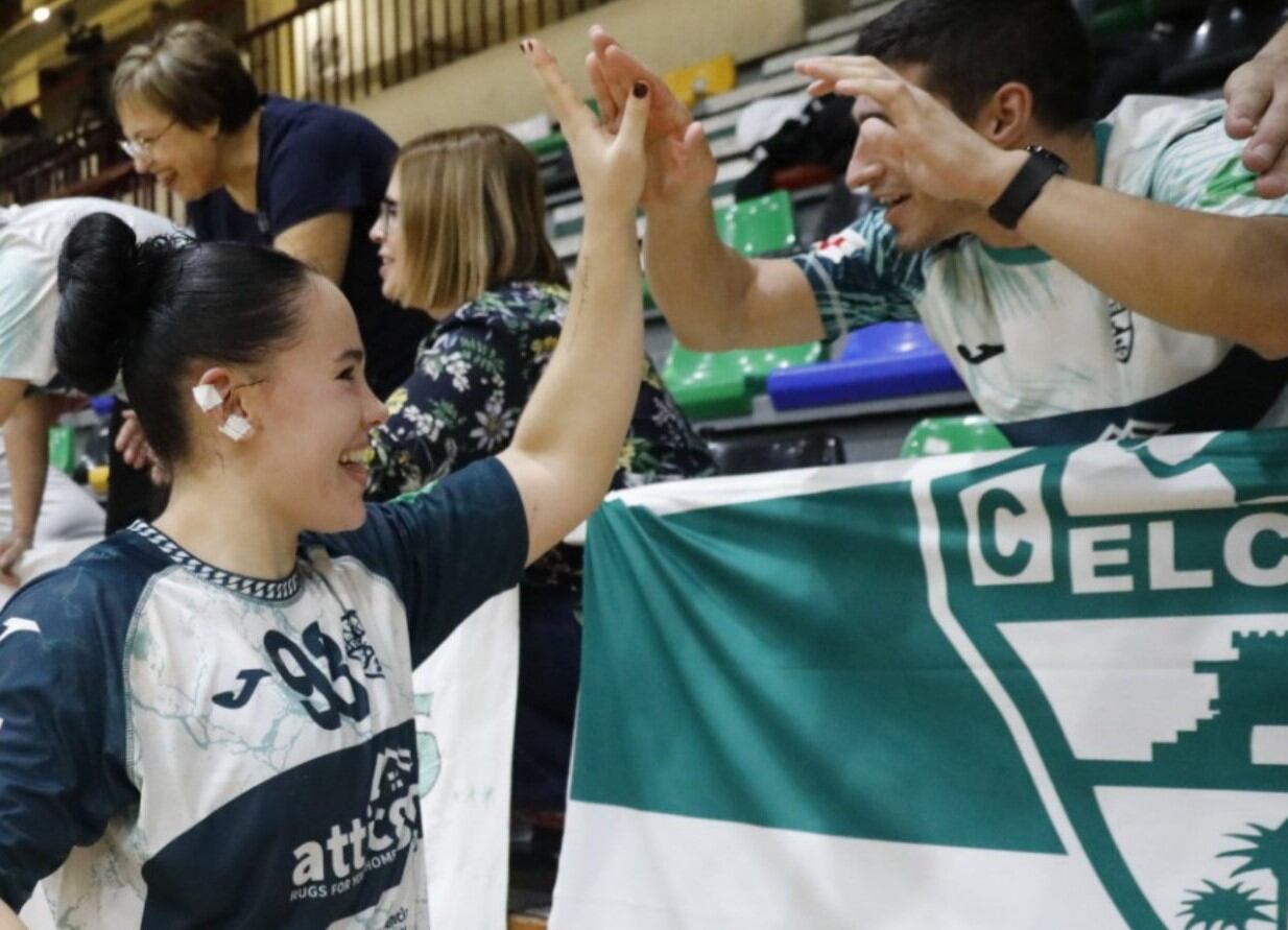 La jugadora del CBM Elche, Noelia Solla, celebra con la afición la victoria ante Morvedre