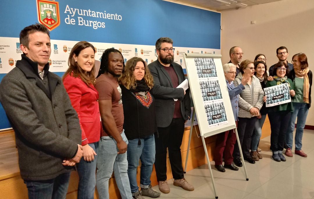 La concejala de Servicios Sociales, Gema Conde (chaqueta roja) junto a miembros de oenegés de ayuda al inmigrante en la presentación de la campaña