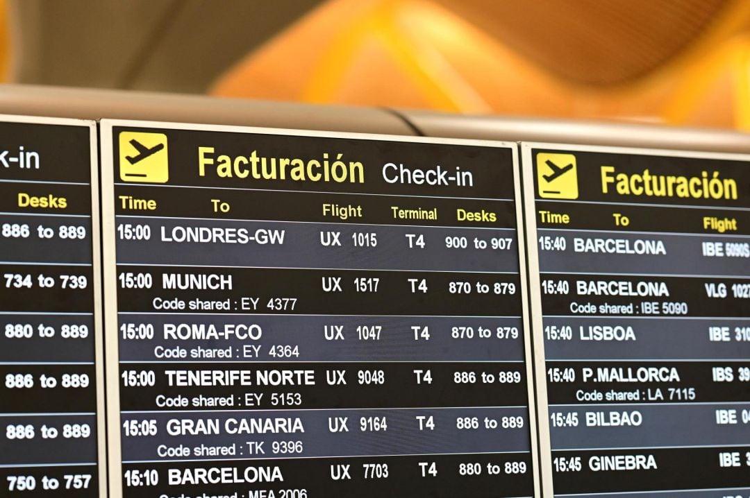 Un panel informativo muestra las mesas de facturación de varios vuelos, entre ellos uno a Londres. Los pasajeros que este domingo partían desde España en vuelos con destino a Londres se han quejado de falta de información oficial