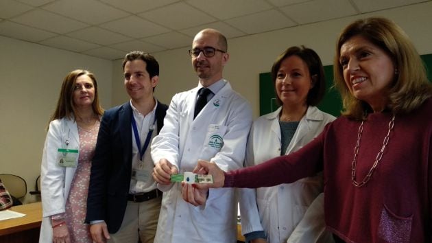 El equipo del Hospital Reina Sofía de Córdoba con la delegada de Salud y Familias, María Jesús Botella, durante la presentación de la pulsera