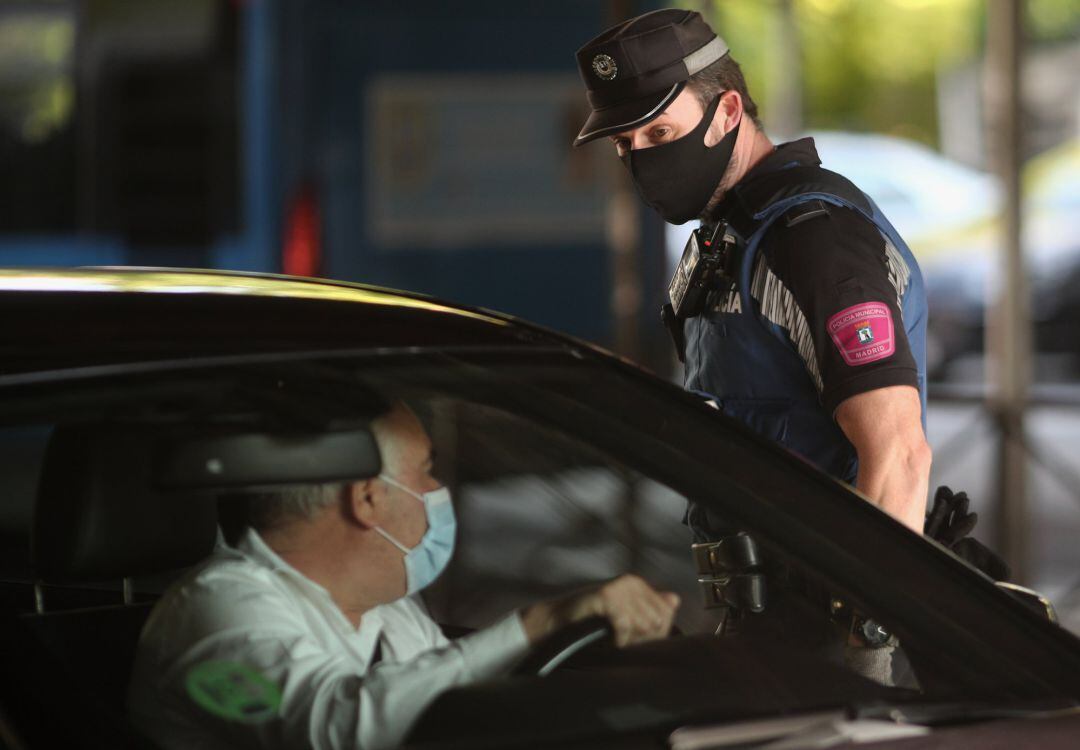 Controles policiales de movilidad en el distrito de Puente de Vallecas, una de las zonas con movilidad restringida en Madrid