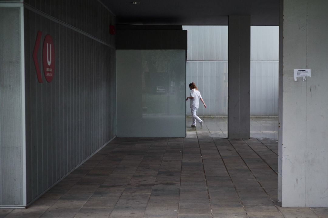 Una sanitaria regresa al trabajo