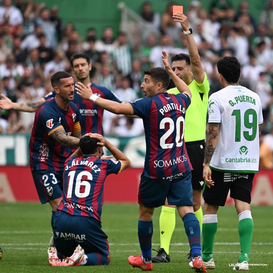 La expulsión de Jesús Álvarez fue una de las acciones polémicas del partido entre el Racing y la SD Huesca