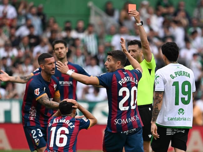 La expulsión de Jesús Álvarez fue una de las acciones polémicas del partido entre el Racing y la SD Huesca
