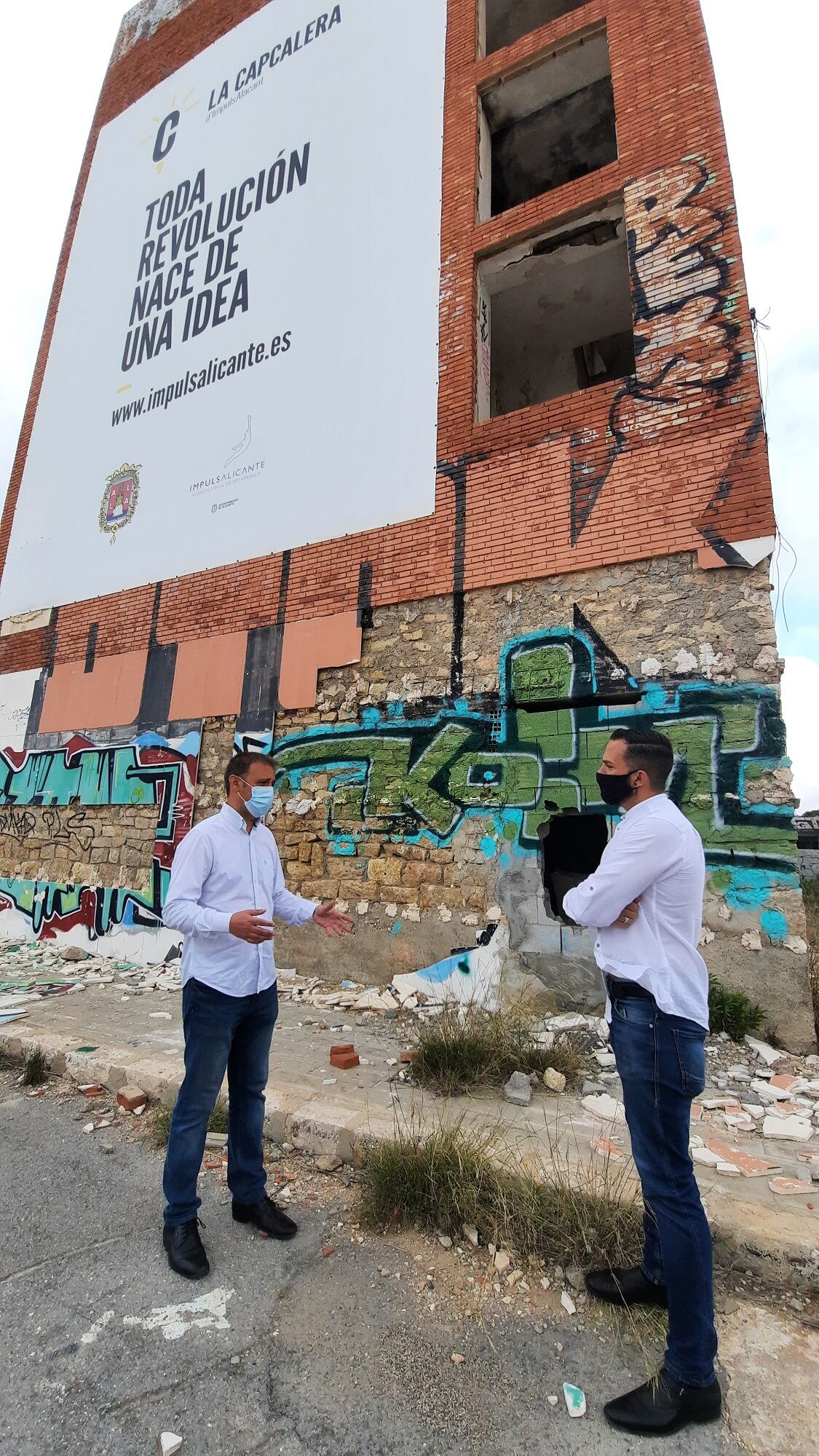 Natxo Bellido y Rafa Más, de Compromís, visitan el antiguo matadero