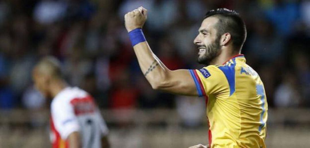 Negredo celebra un gol vestido de amarillo.