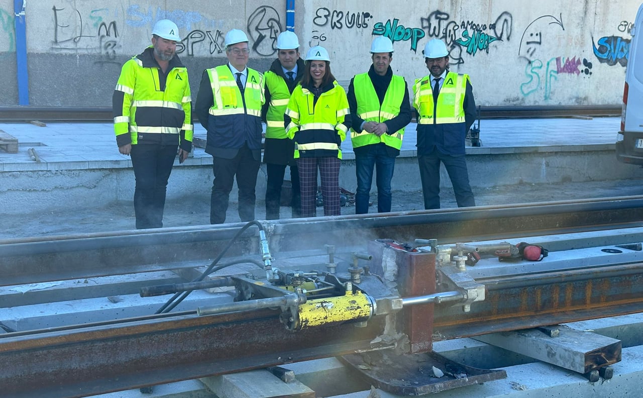 La consejera de Fomento, Rocío Díaz, asiste en Churriana de la Vega a la colocación de las primeras vías en las obras de ampliación del metro de Granada