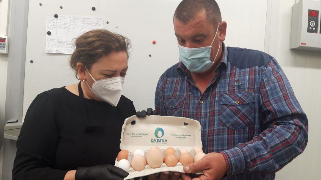 Mireia Alonso y Josu Lasuen contemplan huevos de las gallinas del caserío de este último; en medio el &quot;misterioso&quot; huevo del que se habla en el programa de esta semana