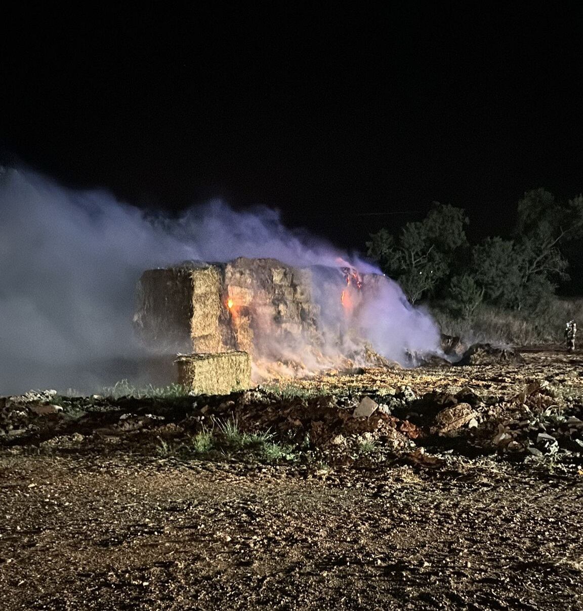 Ardieron 100 pacas de paja de guisantes