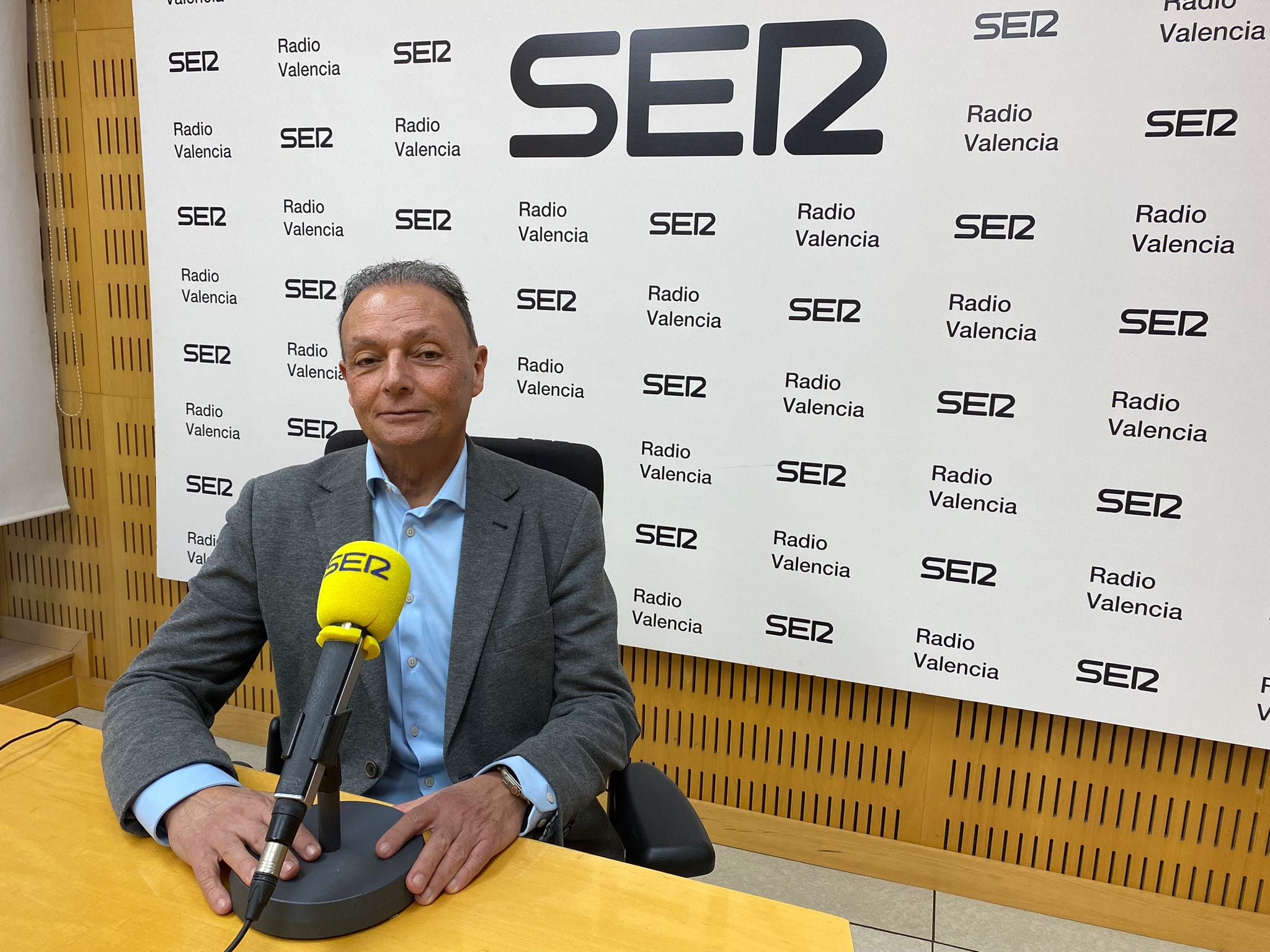 Salvador Navarro, presidente de la CEV, en los estudios de Radio Valencia