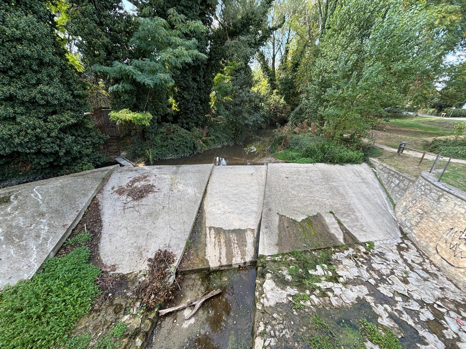 Zona degradada del río Isuela, junto al Puente San Miguel en Huesca