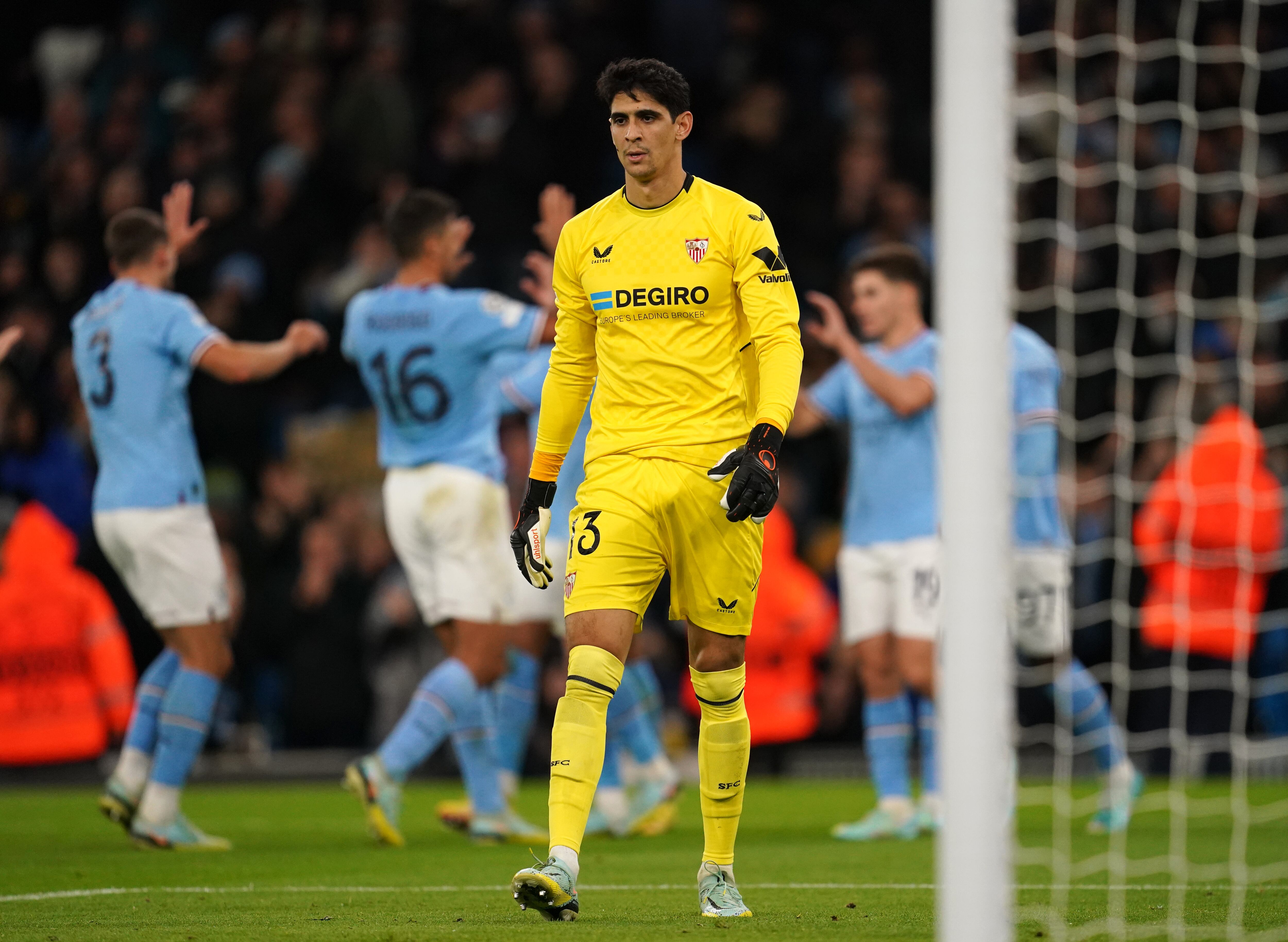 Los jugadores del City celebran un gol ante Bono.