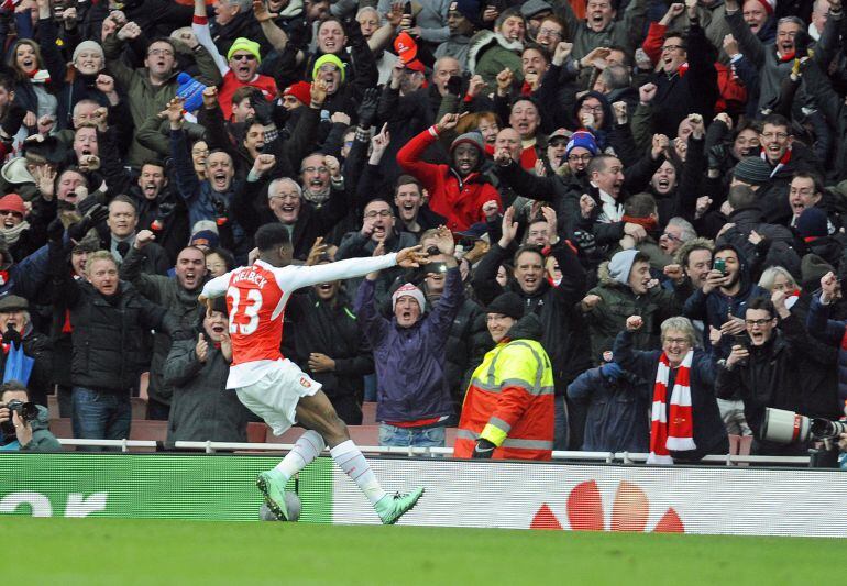 Danny Welbeck celebra con los fans el gol decisivo ante el Leicester.