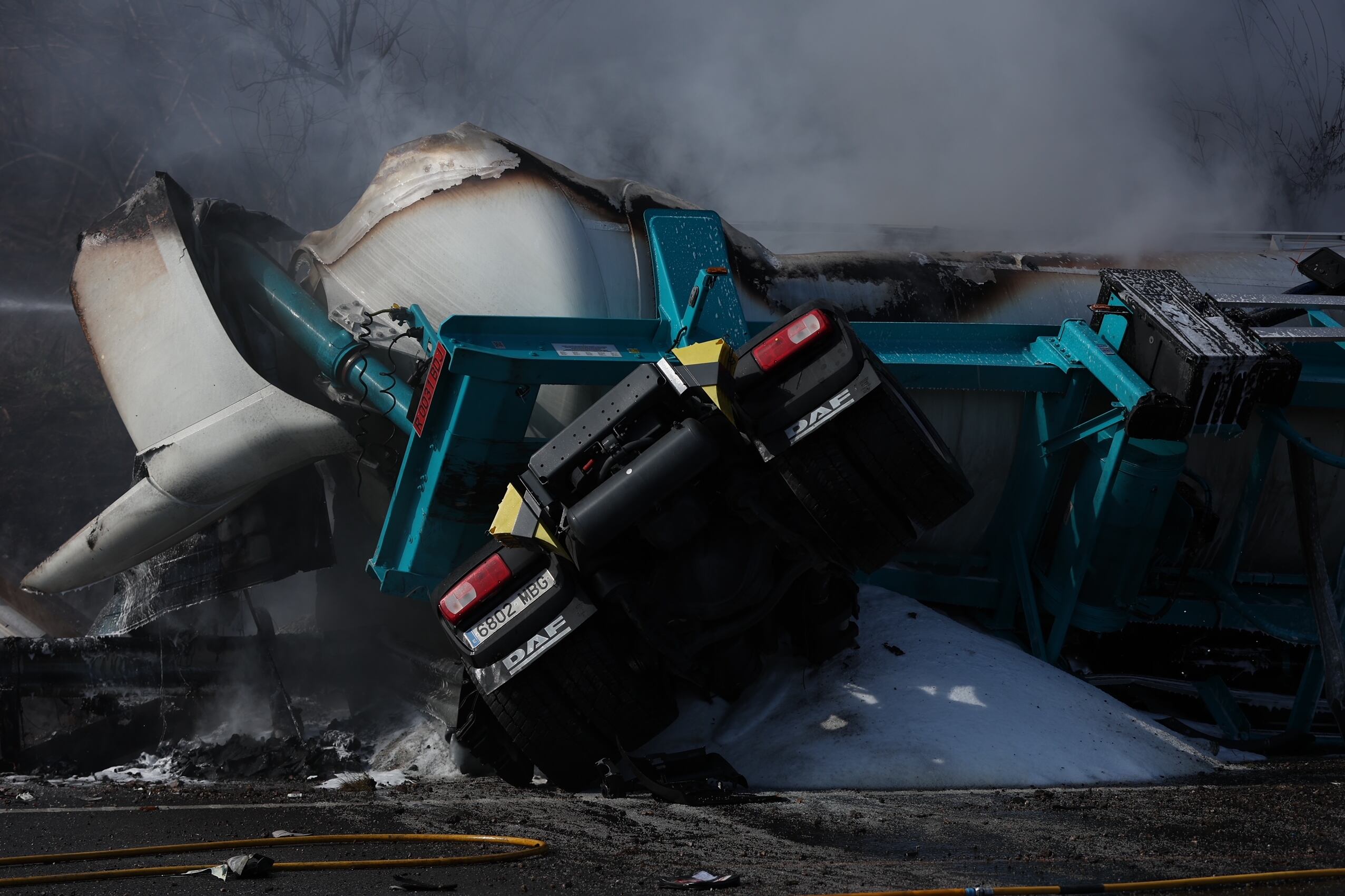 El camión cargado de polietileno volcó el martes a primera hora de la tarde en la A-52, a la altura de A Cañiza (Pontevedra). EFE/ Sxenick