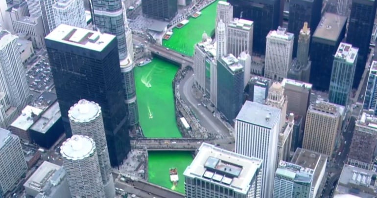 Imagen del río Chicago teñido de verde