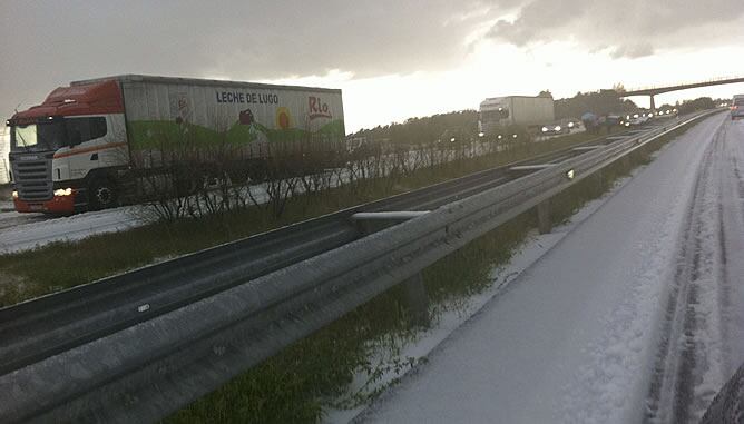 Aspecto que presentaba este domingo la carretera A-231 tras la tormenta de granizo caída a la altura del Burgo Ranero (León)