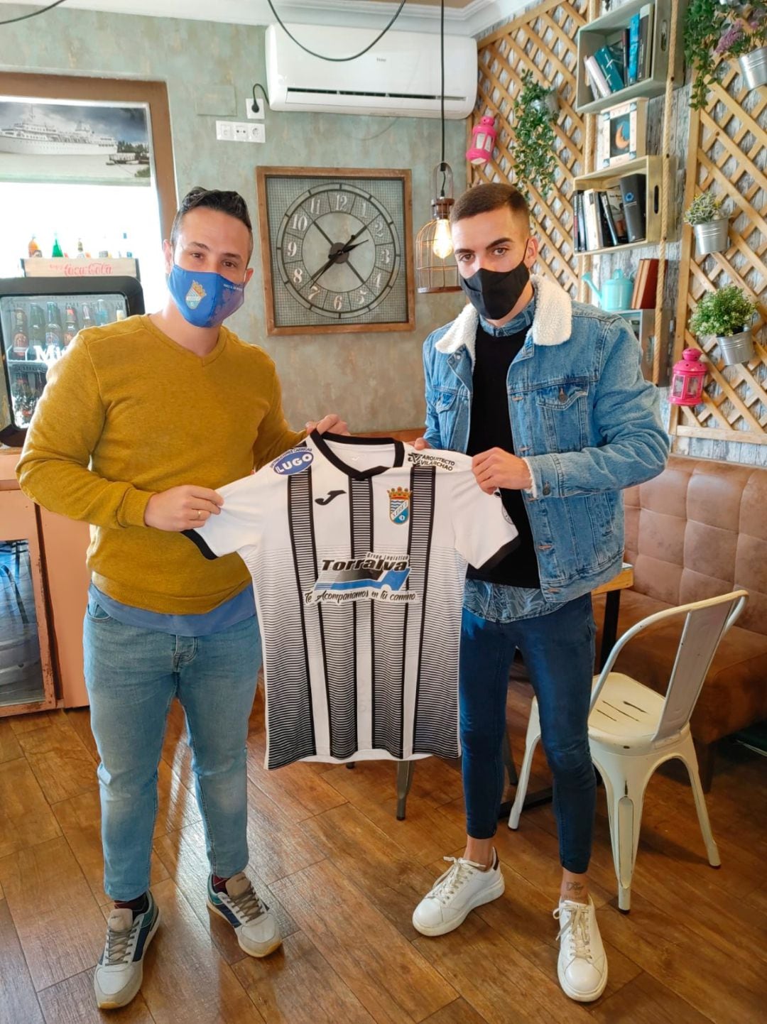 Juanito posando con la camiseta del Xerez CD junto a Juan Díaz 