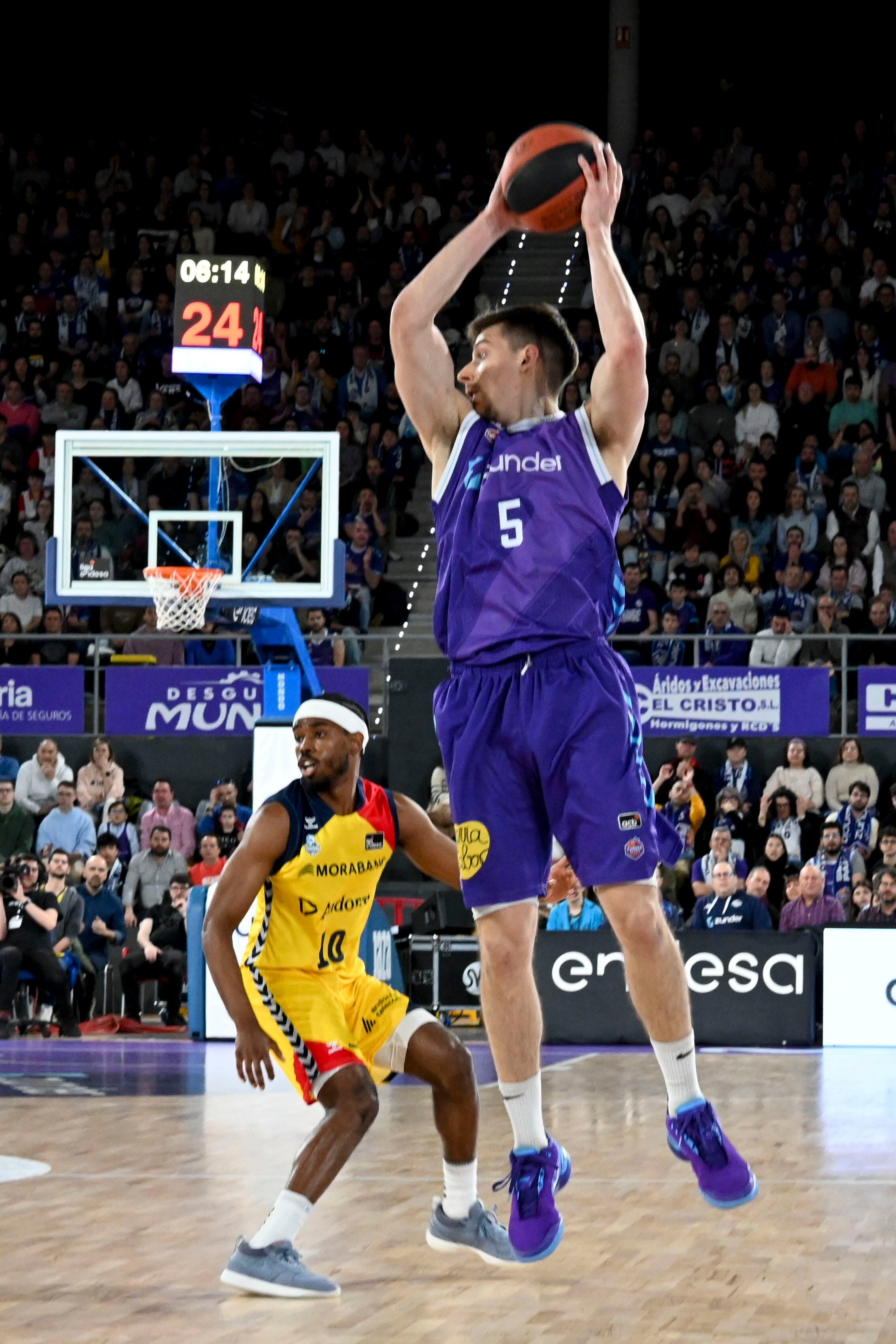 El base del Zunder Palencia Chumi Ortega (d) protegeix la pilota davant el Morabanc Andorra aquest diumenge durant el partit de l'ACB entre el Zunder Palencia i el Morabanc Andorra, al pavelló municpal de Palència.