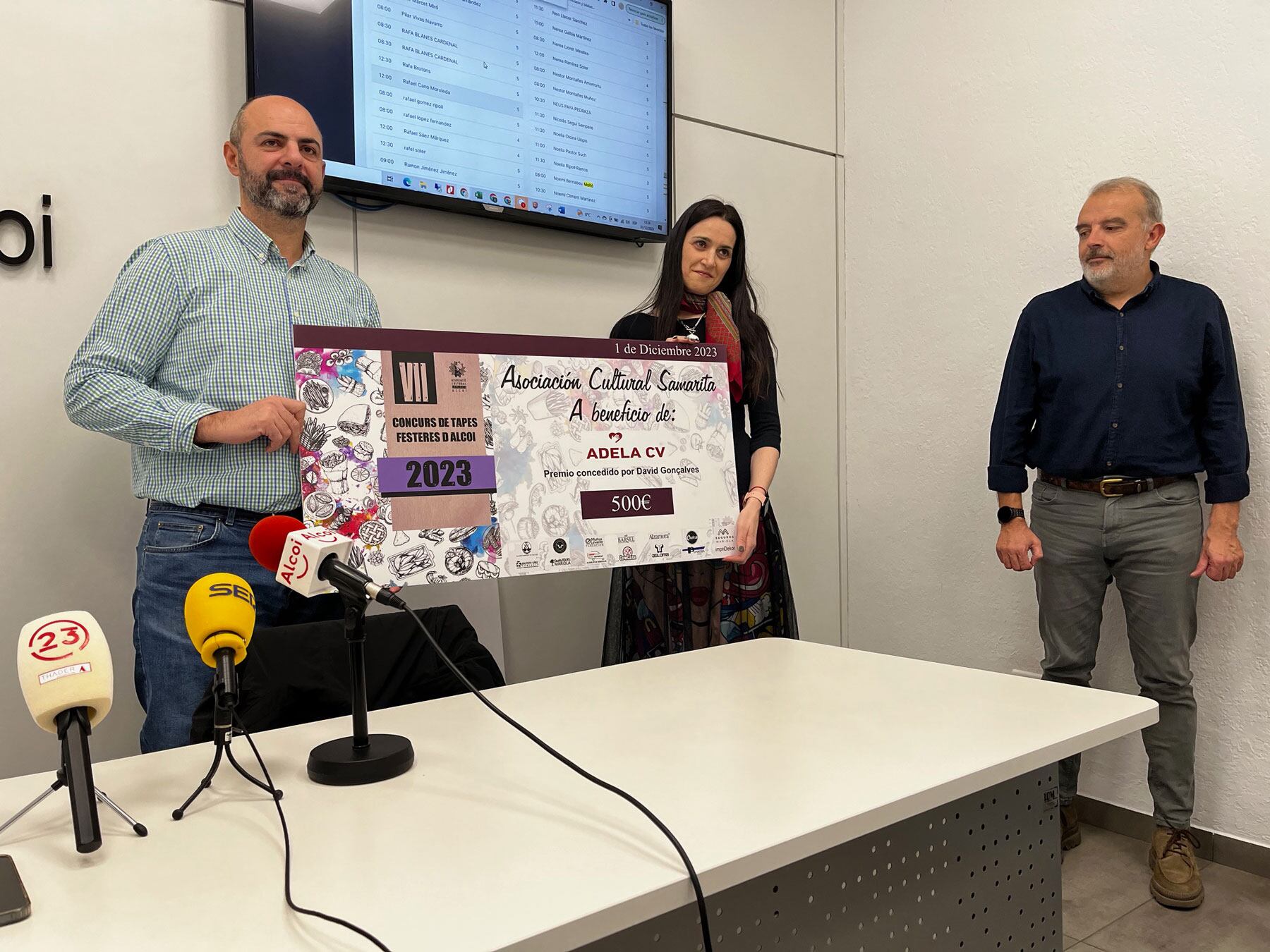 David Ponsoda entrega el cheque del dinero recaudado en el concurso de tapas ante la presencia de Jordi Martínez