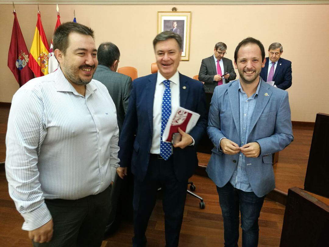 El presidente de la Diputación Francisco Vázquez  junto al portavoz socialista Alberto Serna (d) y de Centrados Juan Ángel Ruiz (i) momentos antes del debate de los presupuestos de la entidad