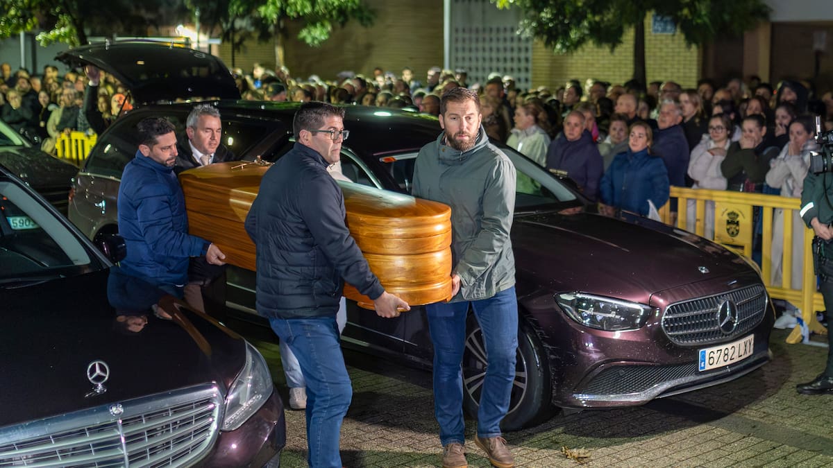 Los alumnos del colegio del niño de 13 años fallecido en el accidente de Adamuz le despiden con globos en Aljaraque (Huelva)