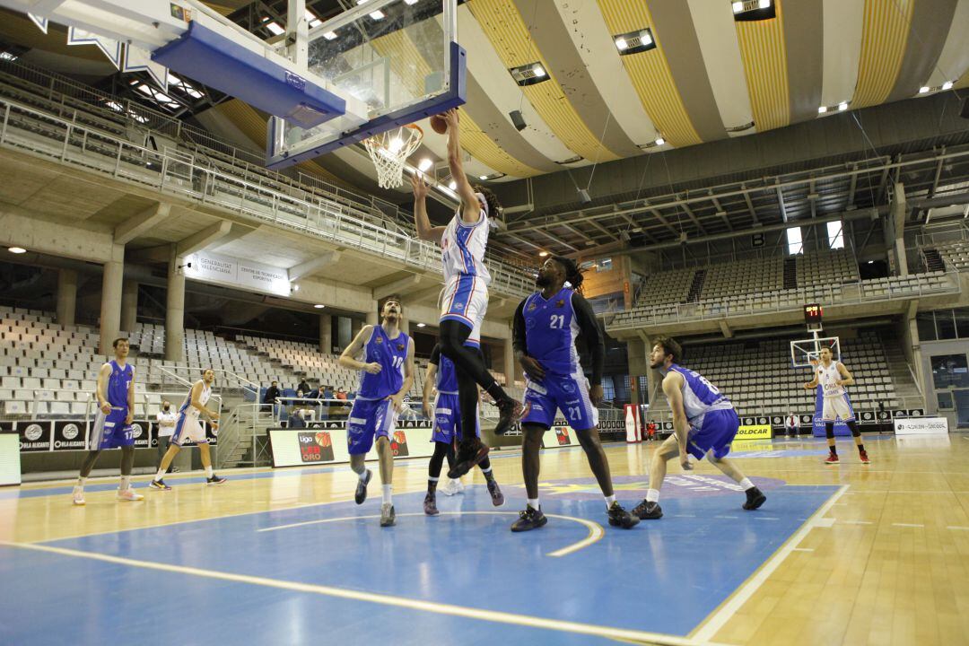 Zohore, entrando a canasta, ante Almansa