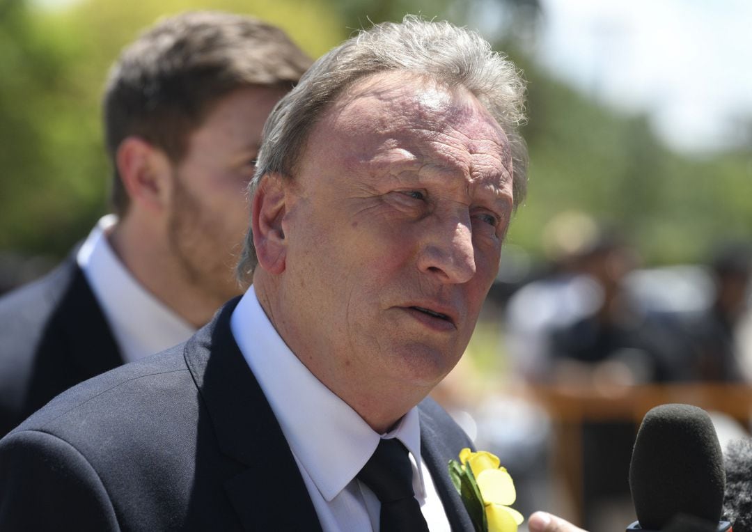 Neil Warnock en el funeral de Emiliano Sala.