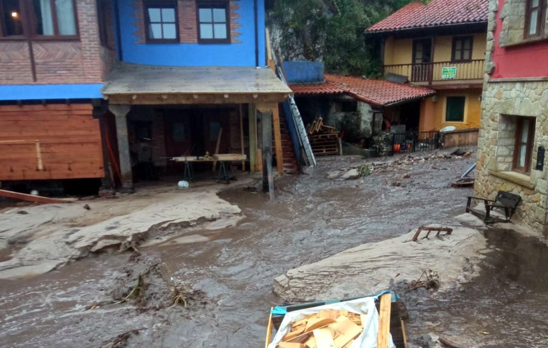 Las calles del pueblo de Purón, como un auténtico río