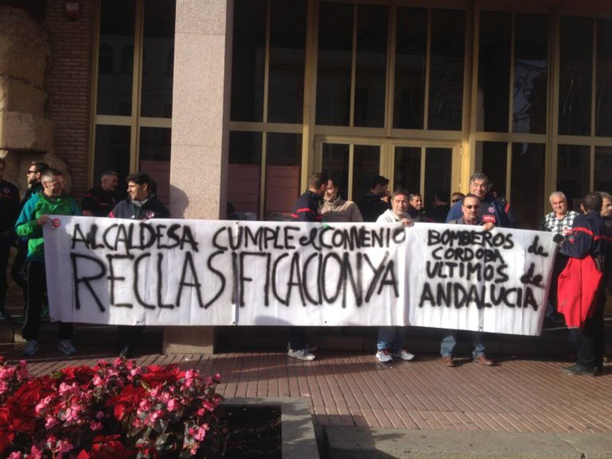 Los bomberos del Ayuntamiento se concentran en las puertas del consistorio