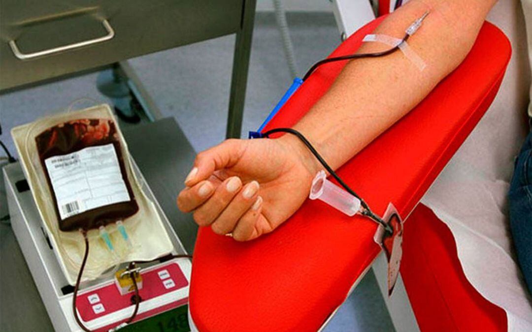 Una mujer donando sangre.