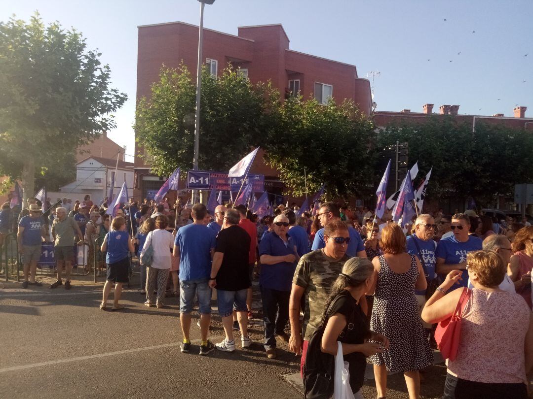 Manifestantes interrumpiendo el tráfico de la Nacional 122 a su paso por Peñafiel