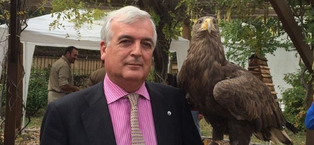 Carlos Rivera, alcalde de Torremocha en una exhibición de cetrería