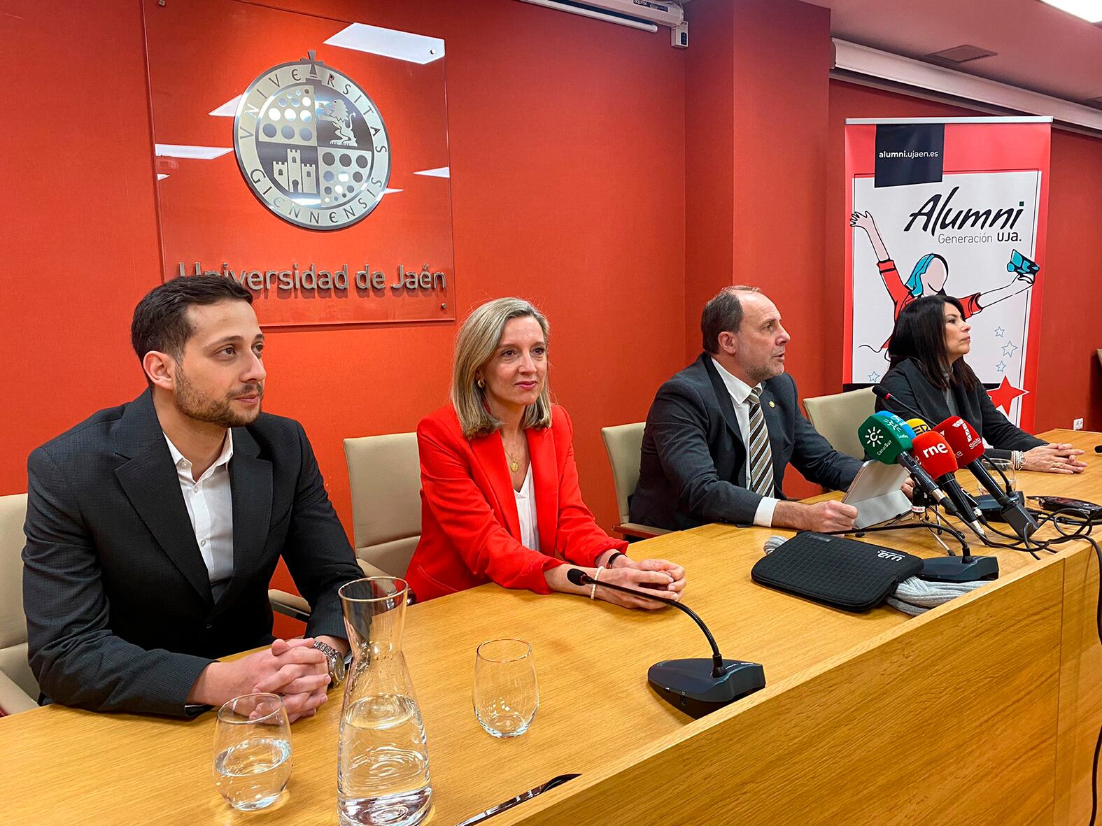 De izquierda a derecha, Daniel Burgos, Alumni UJA febrero 2024; la vicerrectora de Estudiantes y Empleabilidad, Teresa Pérez; el rector, Nicolás Ruiz, y la directora del Programa Alumni, María Rosa Vallecillo Gámez.