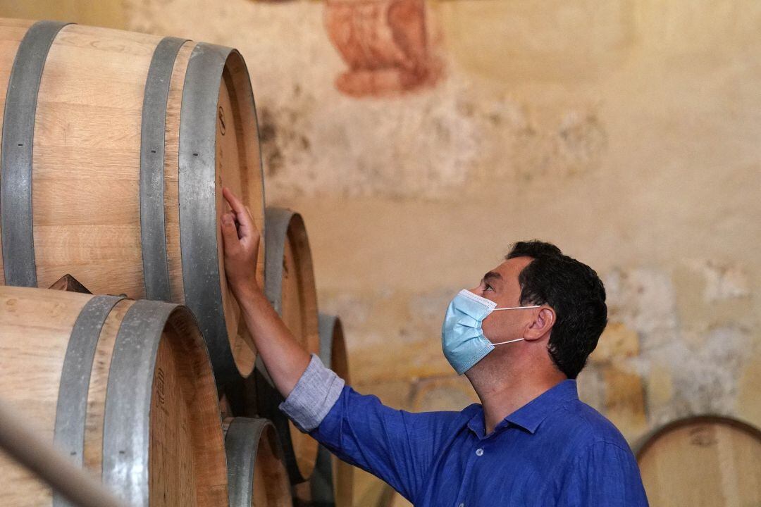 El presidente andaluz ha visitado este jueves la bodega Descalzos Viejos de Ronda