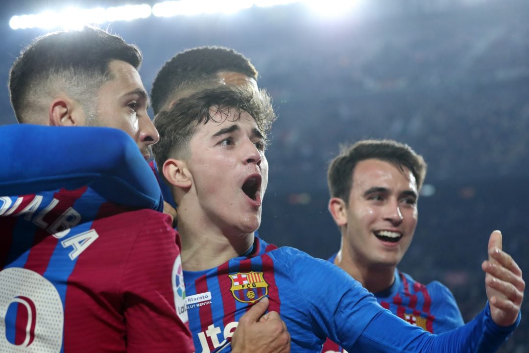 Gavi celebra su gol frente al Elche en el Camp Nou.