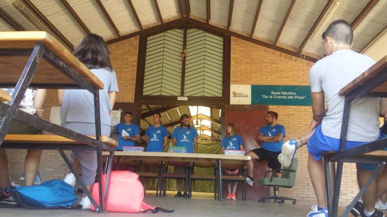 Jóvenes en el Campamento Base Náutica de la Cuerda del Pozo