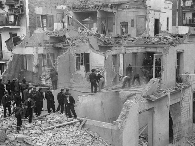 Bombers desenrunant al Poblesec