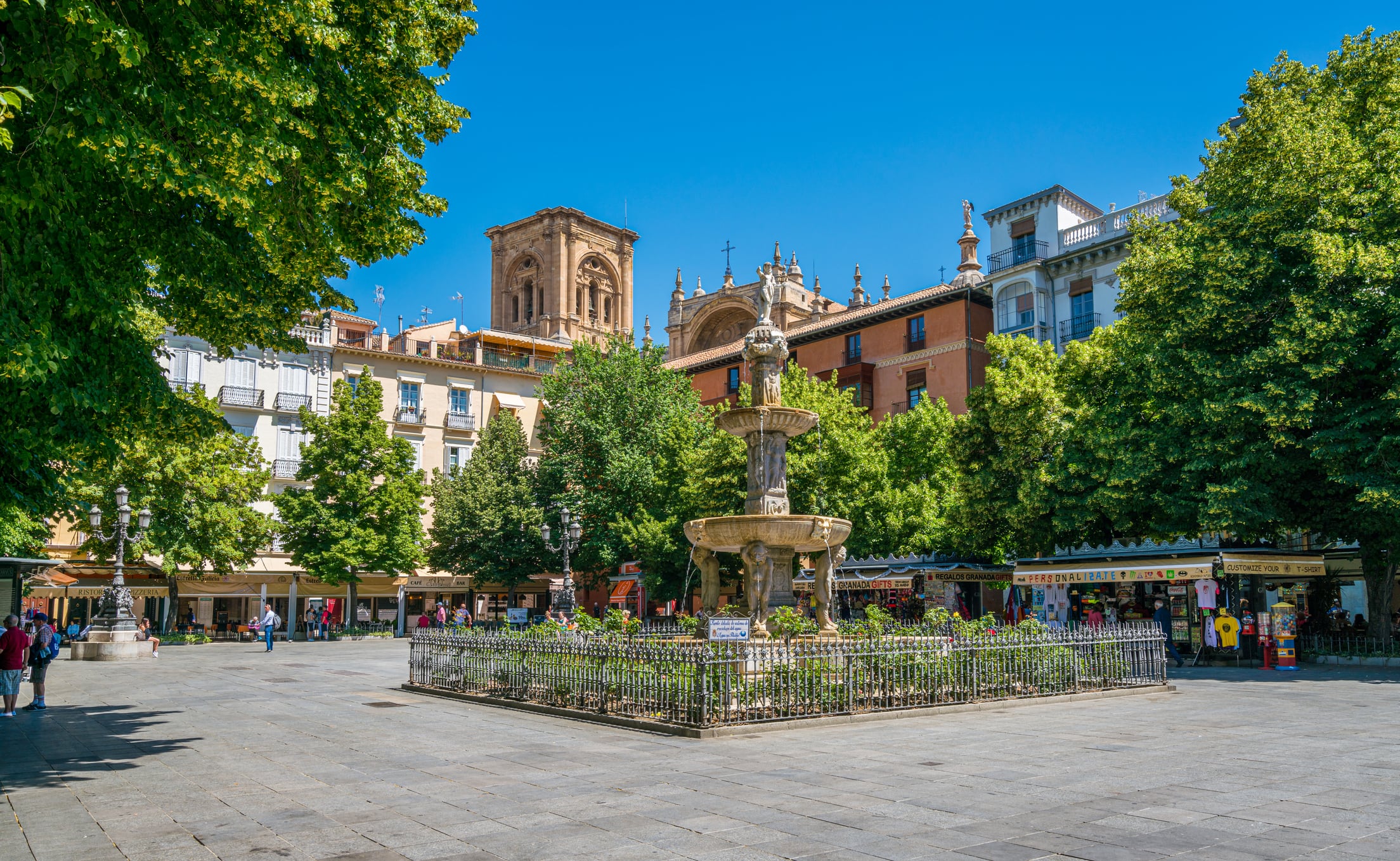 Así es la pintoresca plaza Bib Rambla de Granada.