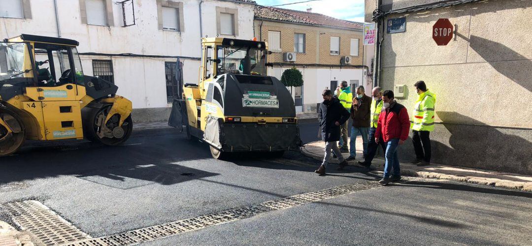 Obras de reparación de la travesía de Torreperogil.