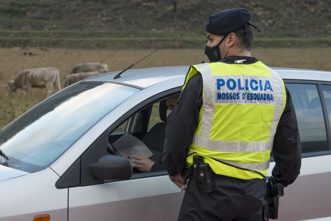 Un Mosso d&#039;Esquadra para a un coche en Ripoll (Girona)