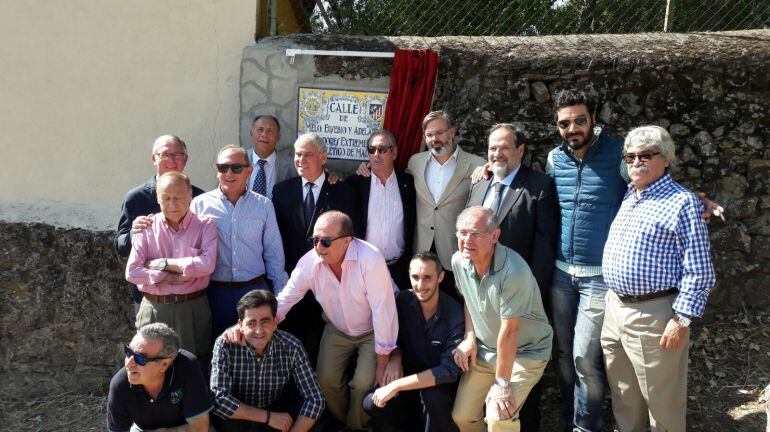 Los jugadores homenajeados junto aficionados y el alcalde de Plasencia
