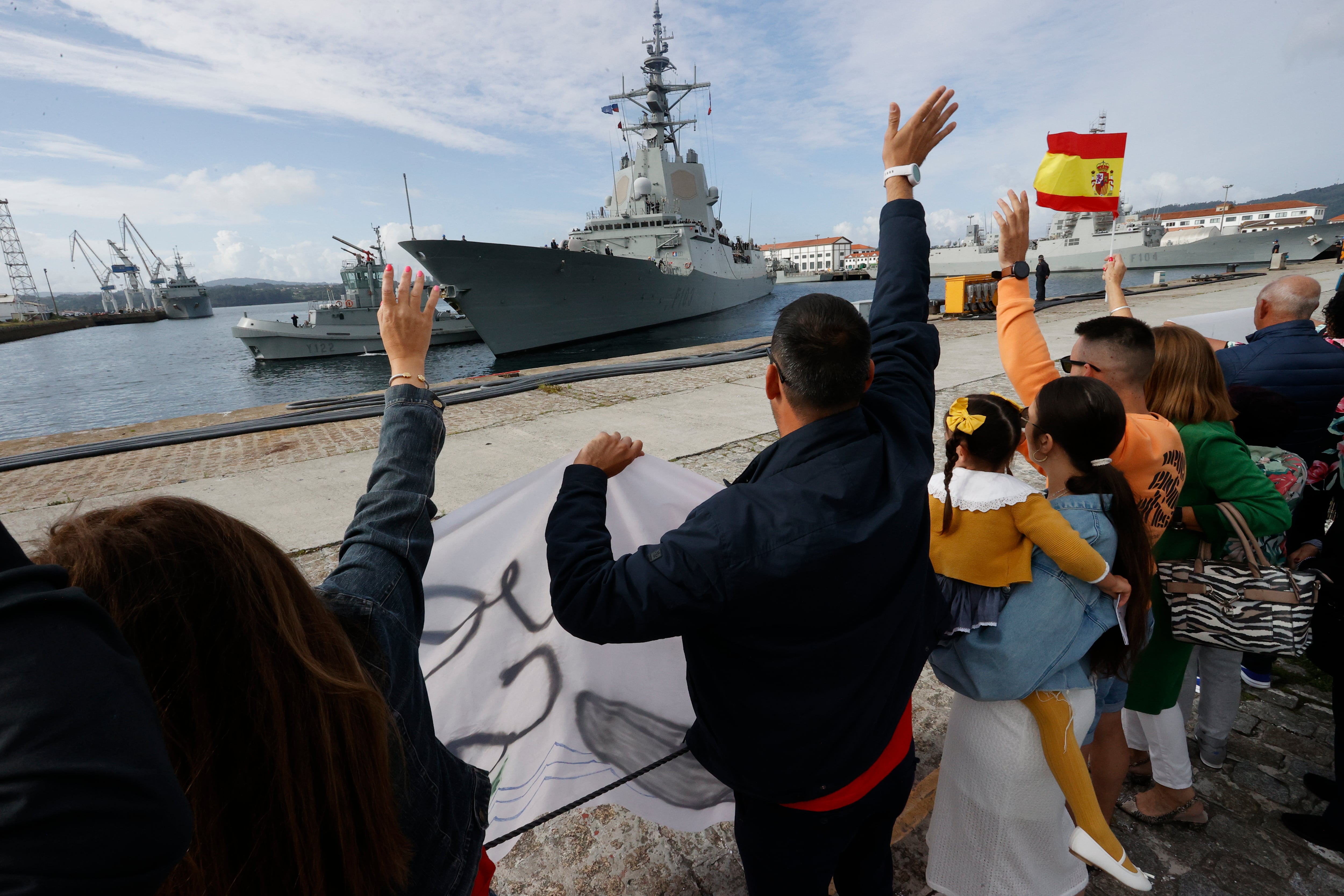 FERROL, 26/06/2022.- El buque &#039;Cantabria&#039; y la fragata &#039;Blas de Lezo&#039; atracan en su base de Ferrol tras permanecer desplegados en los últimos meses con la OTAN en el Mediterráneo.