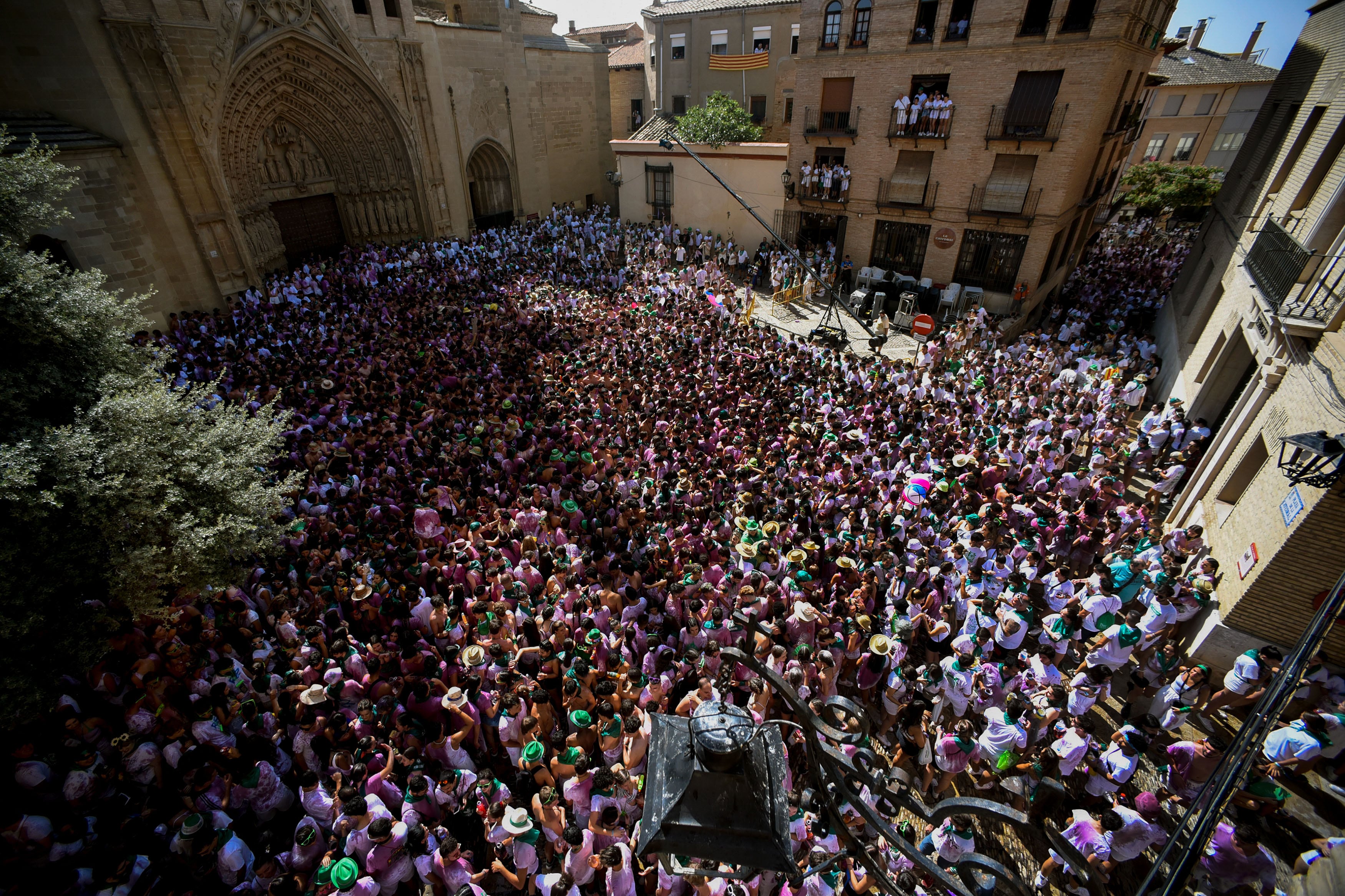 HUESCA, 09/08/2023.- Centenares de personas asisten al chupinazo que marca el inicio de las fiestas de San Lorenzo en la ciudad de Huesca este miércoles. EFE/Javier Blasco
