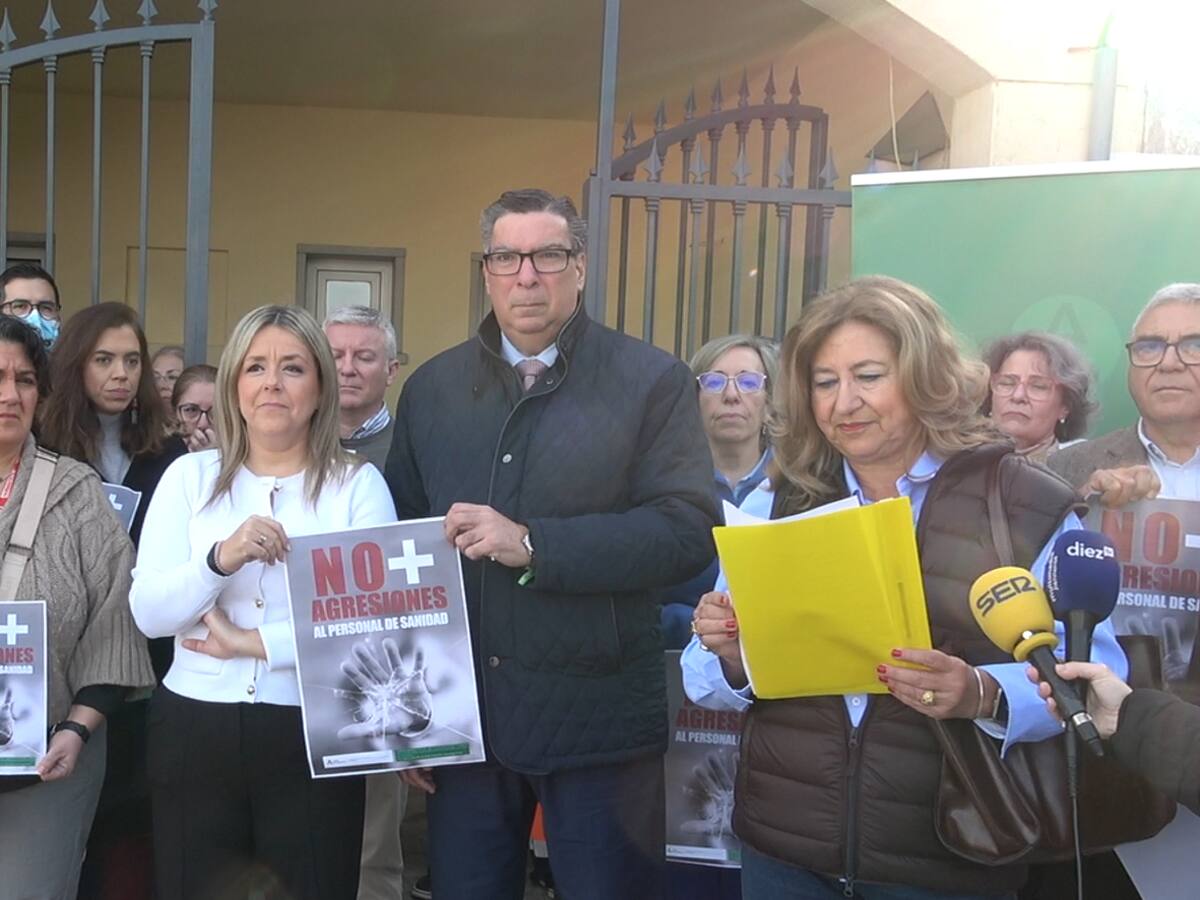 Concentración de rechazo por la agresión a dos profesionales en Arjona